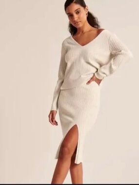 Abercrombie & Fitch Ribbed Knit Midi Skirt with Slit in Oatmeal. Size XS Petite